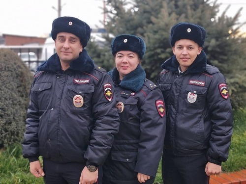 В Калининском районе полицейские разыскали и вернули домой пропавшую девушку