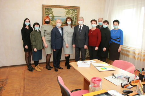 Глава района Виктор Кузьминов поздравил коллектив «Калининца» с праздником