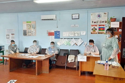 На фото команда избирательного участка 1605, которая находится в хуторе Журавлёвка, открыла двери для избирателей На Кубани открыли участки для голосования 88 избирательных кампаний федерального и муниципального уровней будут работать с 17 по 19 сентября