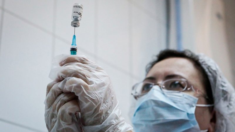 Вакцинация подростков от коронавируса в России начнется до конца 2021 года