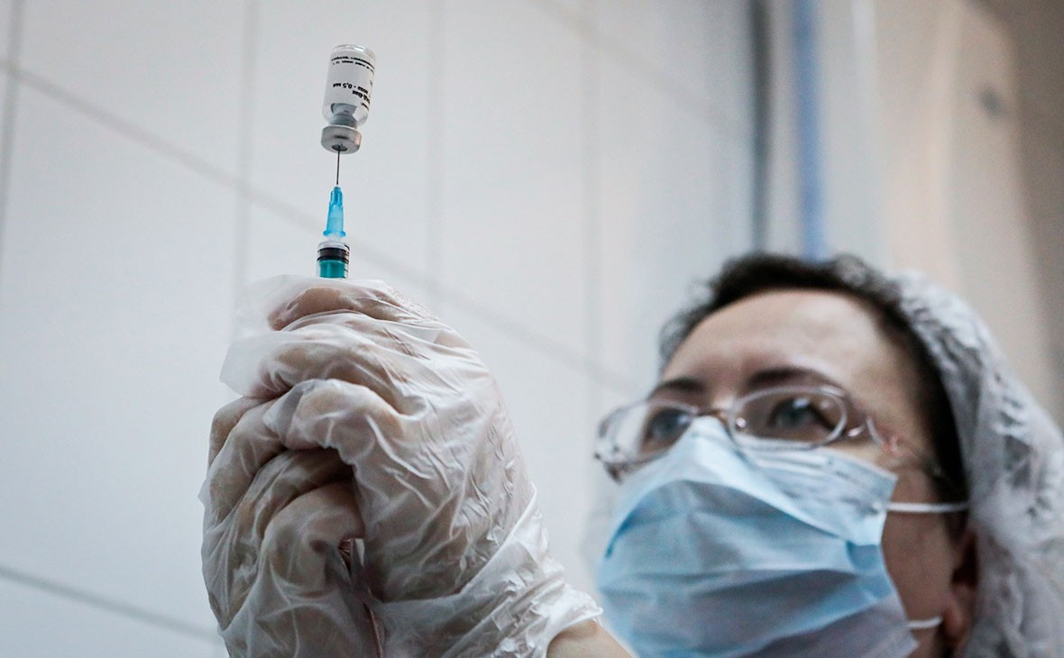 Вакцинация подростков от коронавируса в России начнется до конца 2021 года
