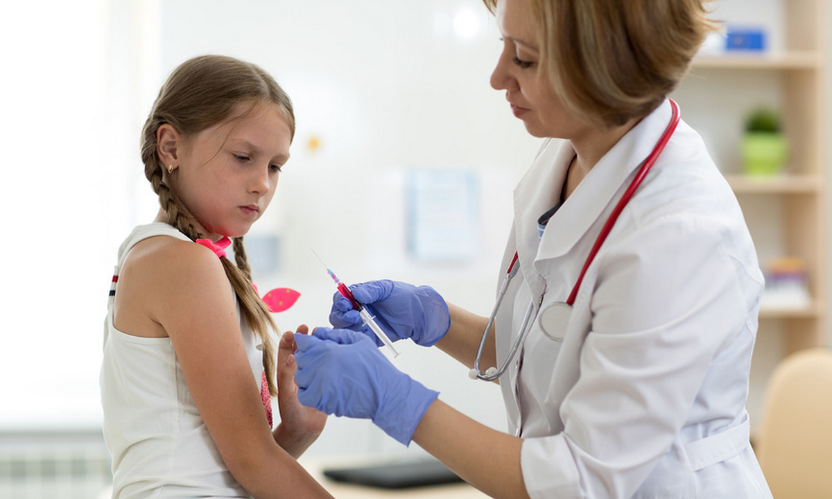 Вакцинацию подростков от коронавируса включили в календарь профилактических прививок