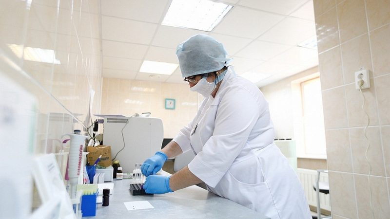 За последние сутки на Кубани выявили 1049 случаев новой коронавирусной инфекции