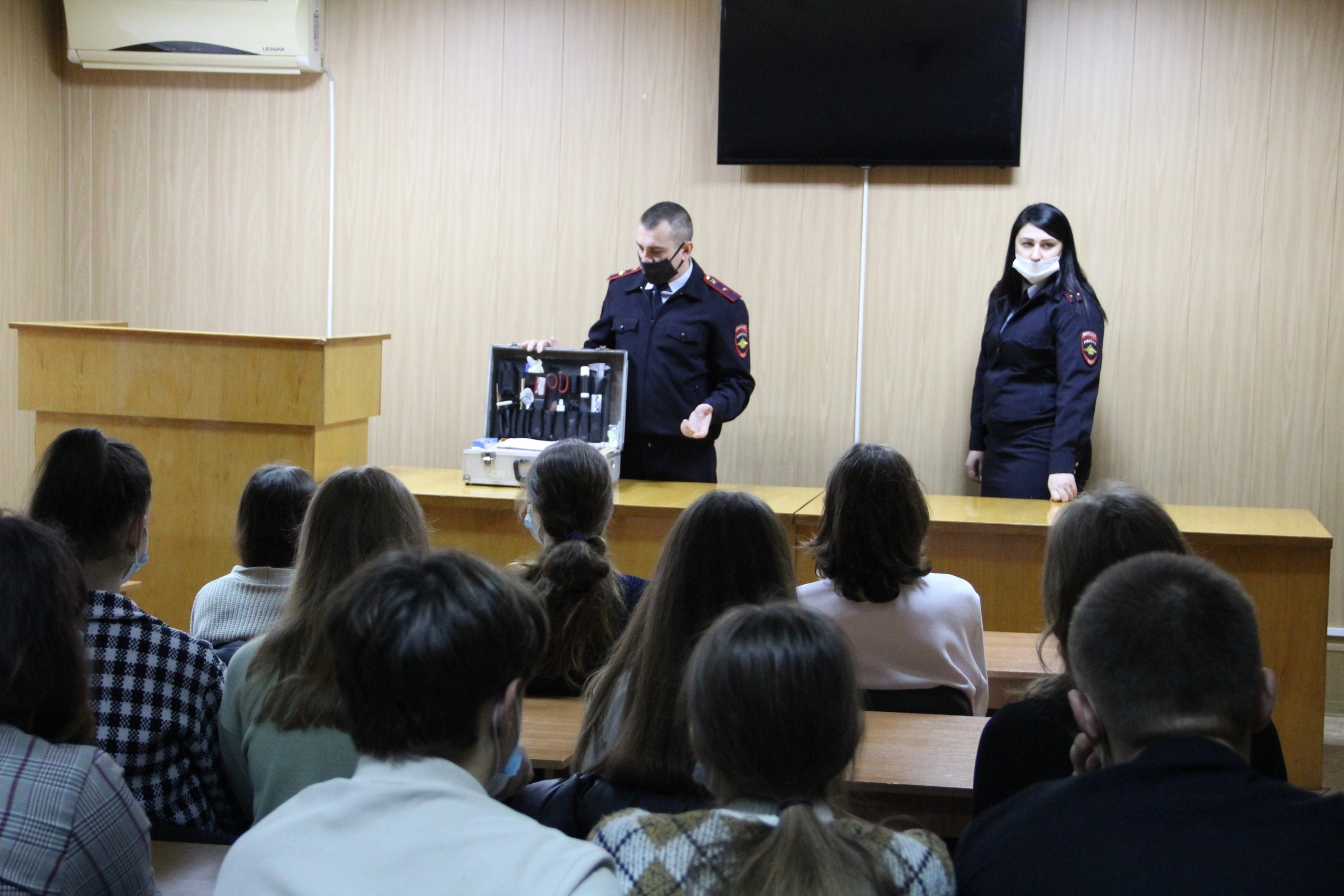 Калининские полицейские провели мероприятие в рамках Всероссийской акции «Студенческий десант»