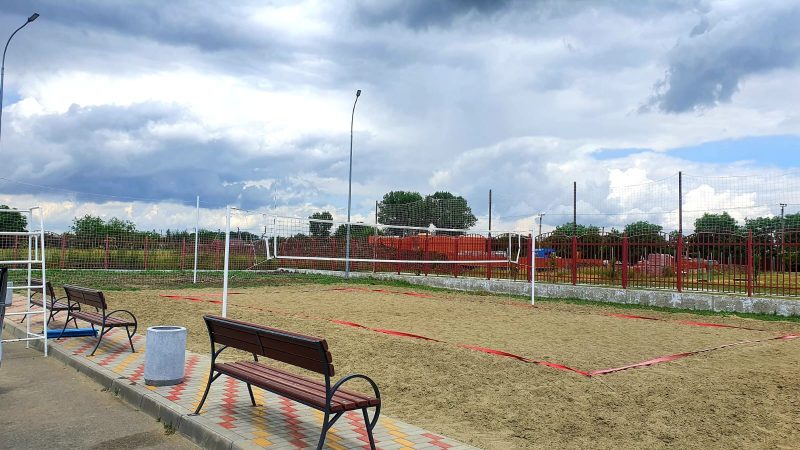 ️На территории спортивного комплекса с плавательным бассейном «Дельфин» появилась новая волейбольная площадка