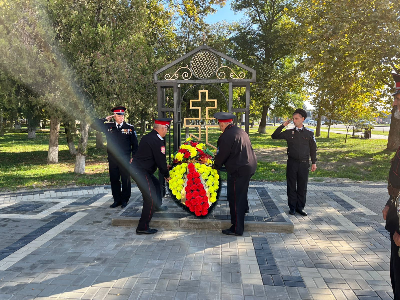 Казаки Калининского РКО собрались около памятника казакам, чтобы отдать дань памяти и отметить 326-ю годовщину образования Кубанского казачьего войска