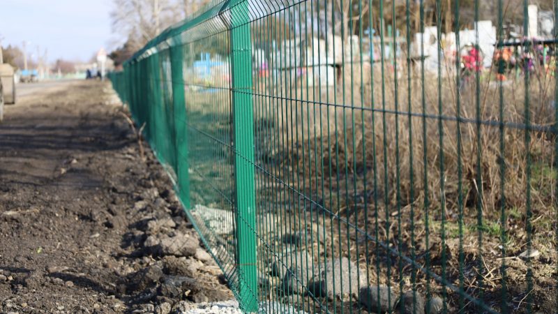 На местном кладбище в Гривенской видны значительные изменения в плане благоустройства. Заменили старый забор на новый.