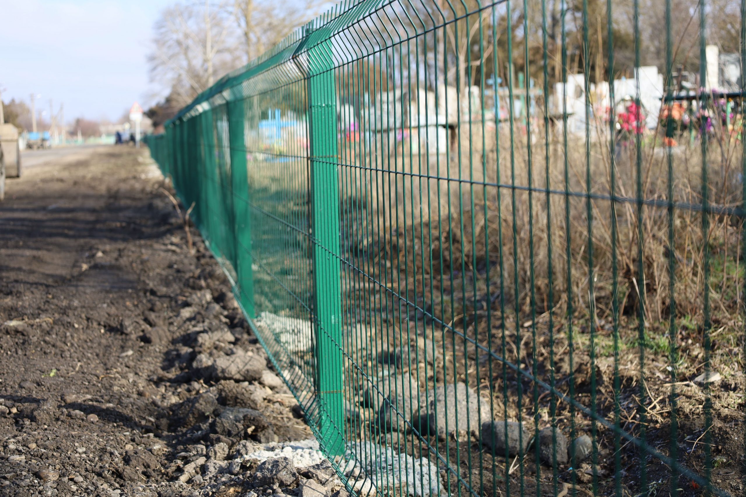 На местном кладбище в Гривенской видны значительные изменения в плане благоустройства. Заменили старый забор на новый.