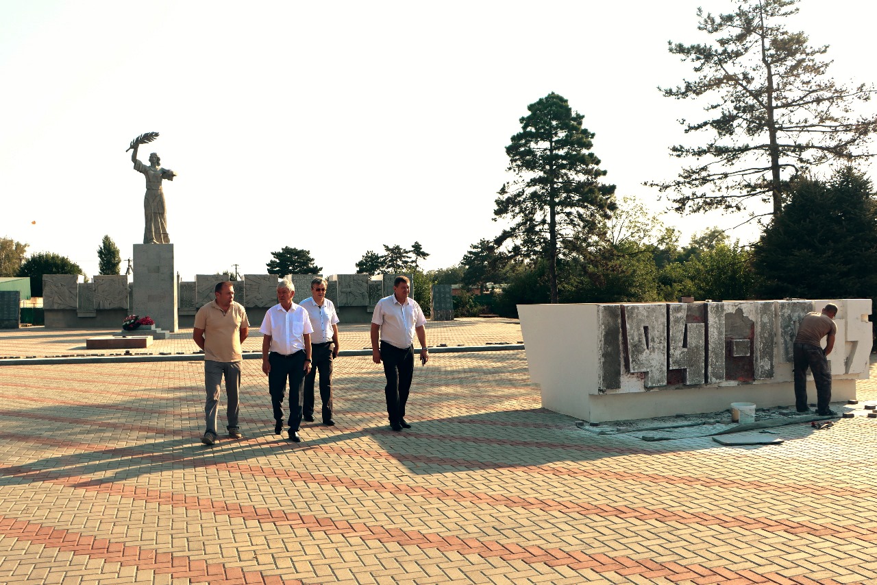 В хуторе Джумайловка продолжаются работы по капитальному ремонту памятника воинам Великой Отечественной войны