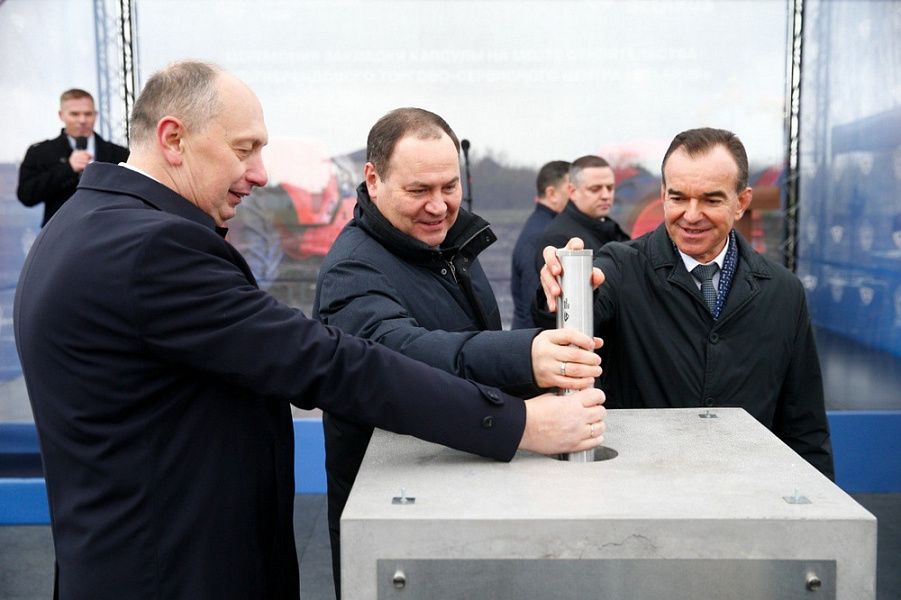 Роман Головченко и Вениамин Кондратьев заложили памятную капсулу на месте будущего мультибрендового торгово-сервисного центра «BELARUS»
