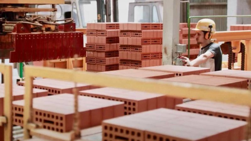 Новокубанский завод керамических стеновых материалов ускорил процесс упаковки продукции