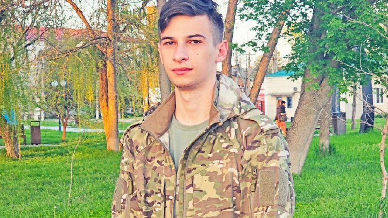 Ему бы цветы дарить 9 Мая…