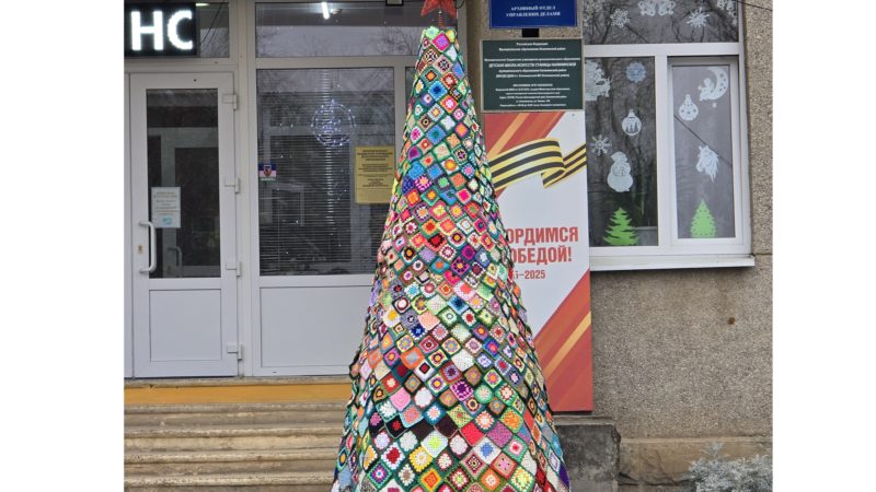 25 мастериц, 800 «бабушкиных квадратов» и одна невероятная ёлка, связанная с огромной любовью
