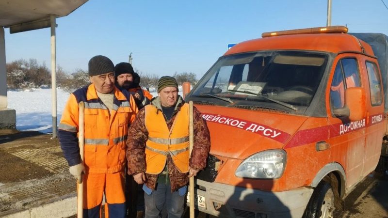Дорожники борются со стихией: как в Калининском районе справляются с сильнейшим снегопадом