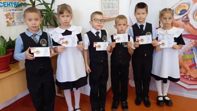 Первые спортивные победы: первоклассникам школ Калининского района вручили знаки ГТО